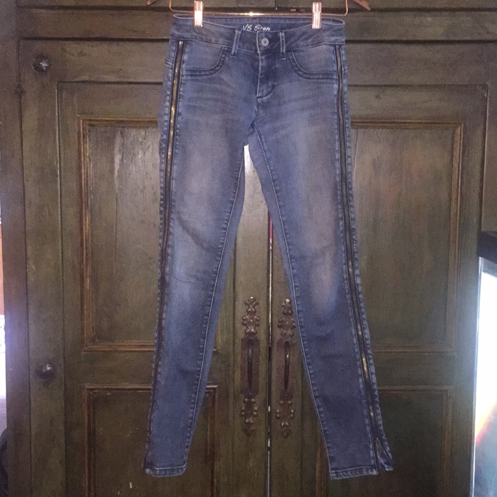 Side zip jeans
